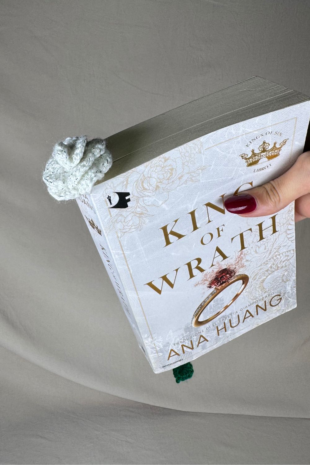 Segnalibro Rosa bianca all’uncinetto fatto a mano in Italia da Made By Hand, accessorio artigianale per libri con fiore giallo e gambo verde, idea regalo sostenibile per chi ama leggere