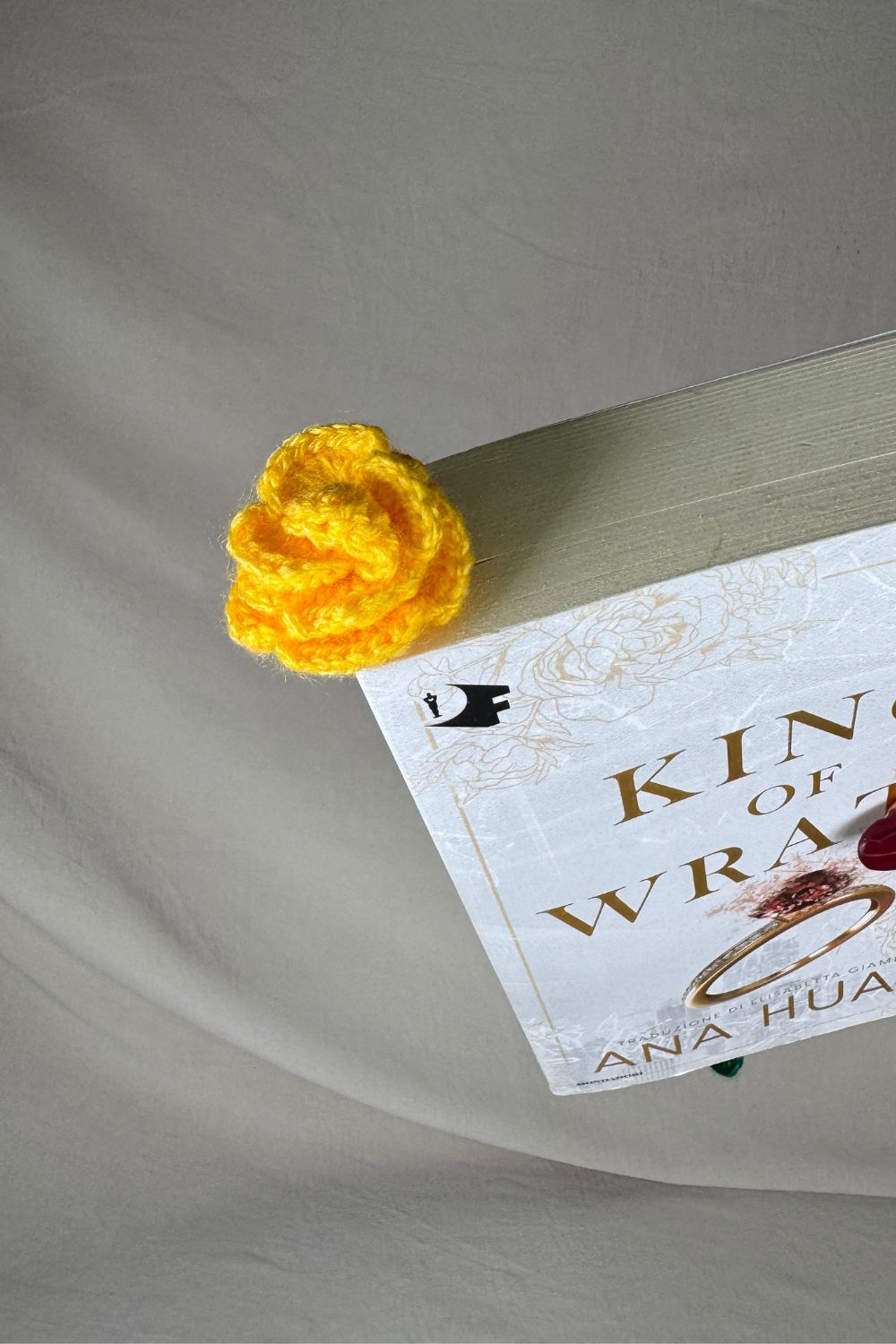 egnalibro Rosa gialla all’uncinetto fatto a mano in Italia da Made By Hand, accessorio artigianale per libri con fiore giallo e gambo verde, idea regalo sostenibile per chi ama leggere