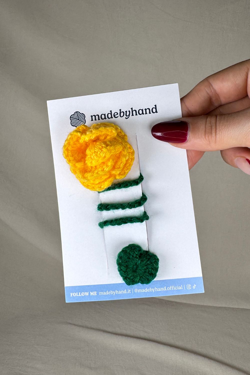Segnalibro Rosa gialla all’uncinetto fatto a mano in Italia da Made By Hand, confezionato con cura artigianale, perfetto come idea regalo floreale per lettori e appassionati di creazioni handmade