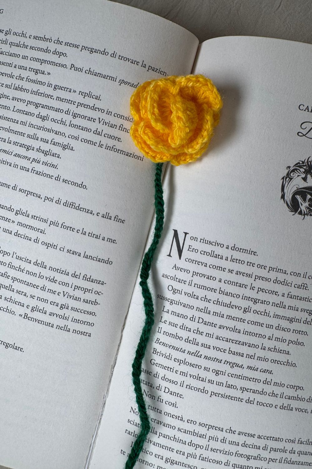 Segnalibro Rosa gialla all’uncinetto Made By Hand visto dall’alto su libro aperto, fiore artigianale realizzato a mano in Italia, accessorio originale per lettori e amanti dell’artigianato