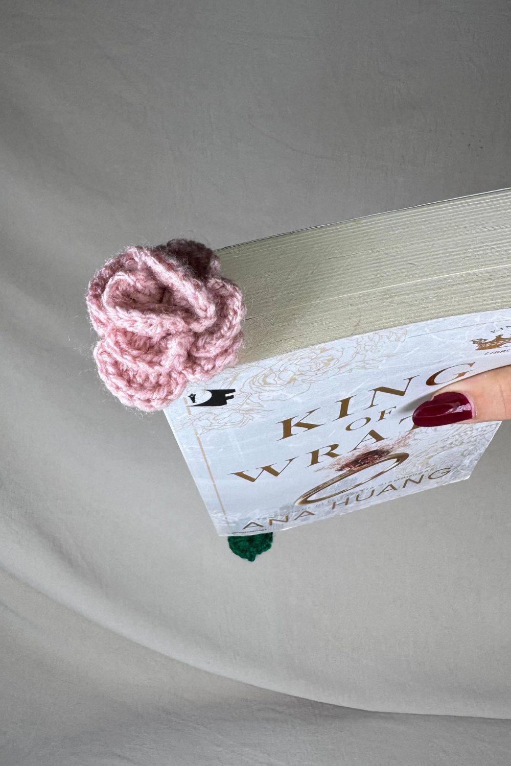 Segnalibro Rosa rosa all’uncinetto fatto a mano in Italia da Made By Hand, accessorio artigianale per libri con fiore giallo e gambo verde, idea regalo sostenibile per chi ama leggere