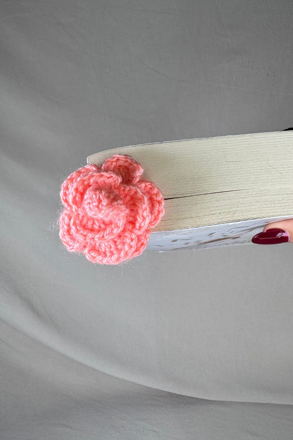 Segnalibro Rosa rosa-salmone all’uncinetto fatto a mano in Italia da Made By Hand, accessorio artigianale per libri con fiore giallo e gambo verde, idea regalo sostenibile per chi ama leggere