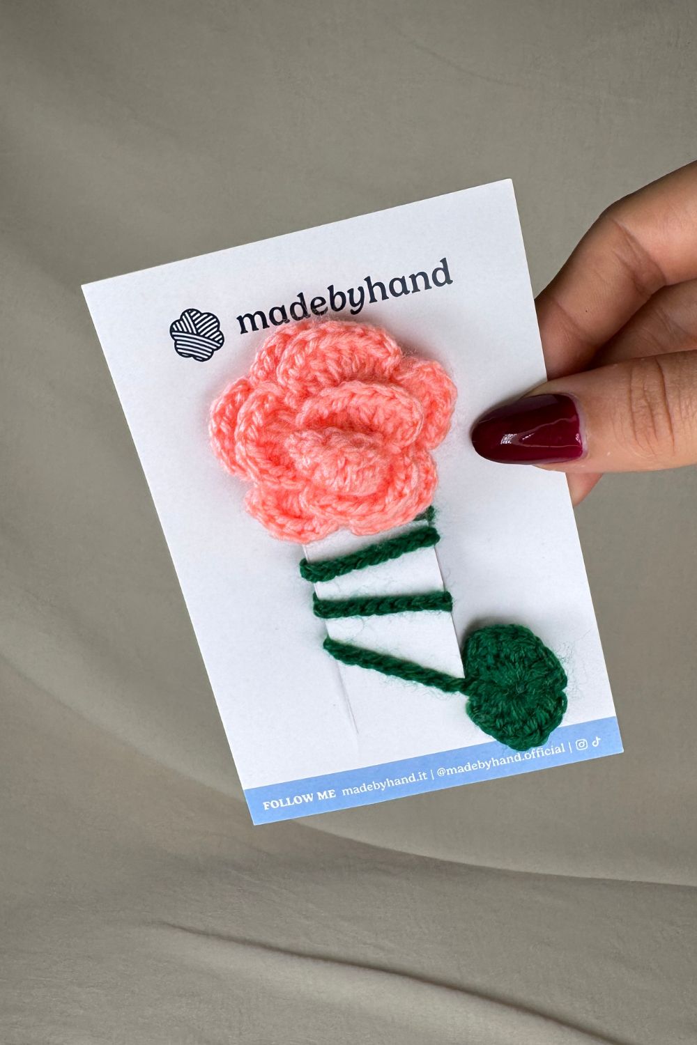 Segnalibro Rosa rosa-salmone all’uncinetto fatto a mano in Italia da Made By Hand, confezionato con cura artigianale, perfetto come idea regalo floreale per lettori e appassionati di creazioni handmade