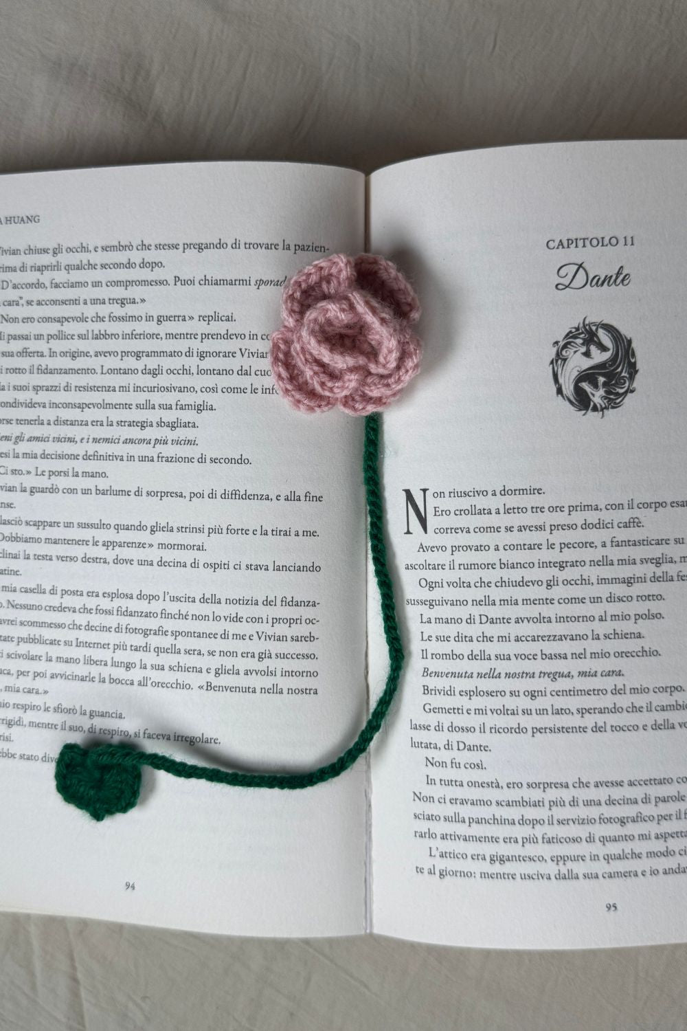 Segnalibro Rosa rosa all’uncinetto Made By Hand visto dall’alto su libro aperto, fiore artigianale realizzato a mano in Italia, accessorio originale per lettori e amanti dell’artigianato