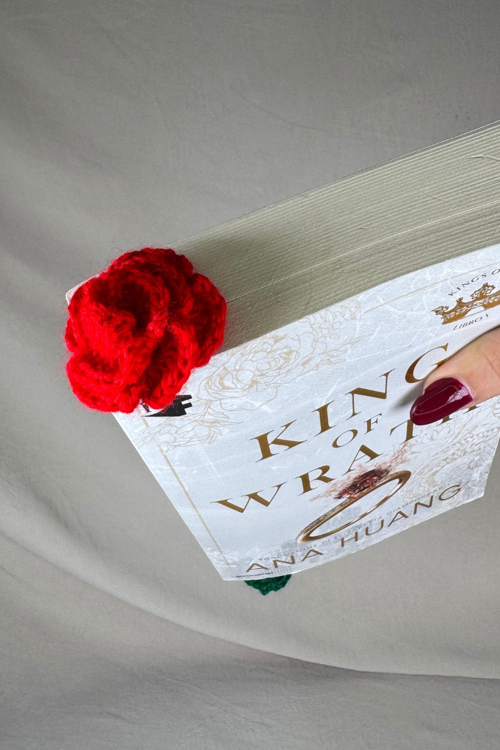 Segnalibro Rosa rossa all’uncinetto fatto a mano in Italia da Made By Hand, accessorio artigianale per libri con fiore giallo e gambo verde, idea regalo sostenibile per chi ama leggere