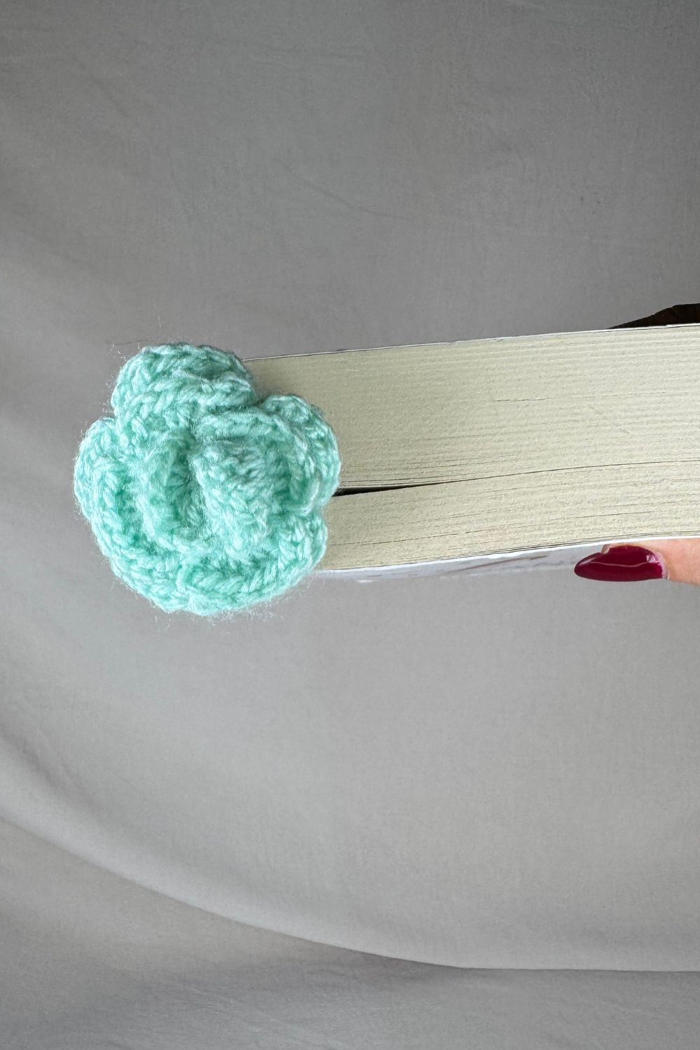 Segnalibro Rosa tiffany all’uncinetto fatto a mano in Italia da Made By Hand, accessorio artigianale per libri con fiore giallo e gambo verde, idea regalo sostenibile per chi ama leggere