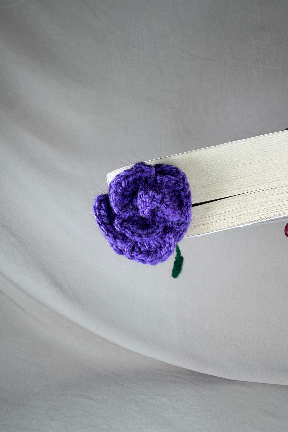 Segnalibro Rosa viola all’uncinetto fatto a mano in Italia da Made By Hand, accessorio artigianale per libri con fiore giallo e gambo verde, idea regalo sostenibile per chi ama leggere