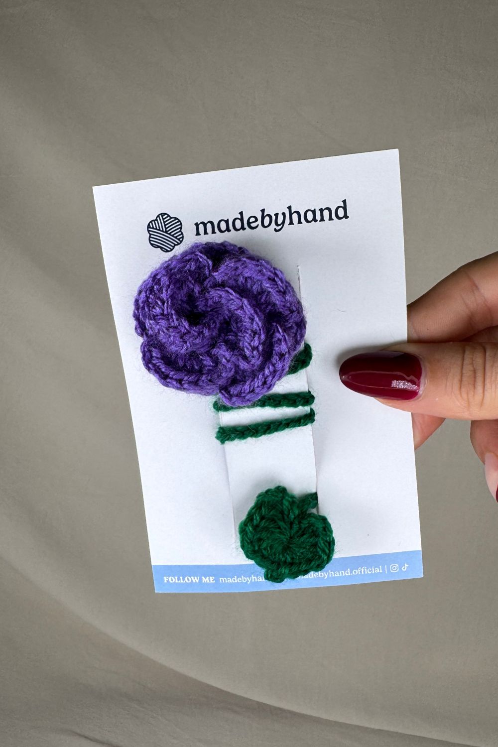 Segnalibro Rosa viola all’uncinetto fatto a mano in Italia da Made By Hand, confezionato con cura artigianale, perfetto come idea regalo floreale per lettori e appassionati di creazioni handmade